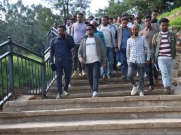 የሰላም ጥሪን የተቀበሉ የቀድሞ ታጣቂዎች በአዲስ አበባ ከተማ የልማት ሥራዎችን እየጎበኙ ነው።