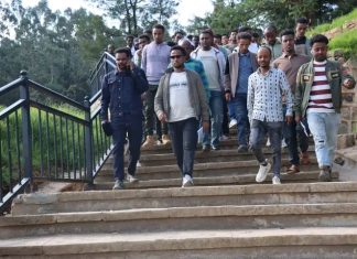 የሰላም ጥሪን የተቀበሉ የቀድሞ ታጣቂዎች በአዲስ አበባ ከተማ የልማት ሥራዎችን እየጎበኙ ነው።