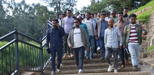 የሰላም ጥሪን የተቀበሉ የቀድሞ ታጣቂዎች በአዲስ አበባ ከተማ የልማት ሥራዎችን እየጎበኙ ነው።
