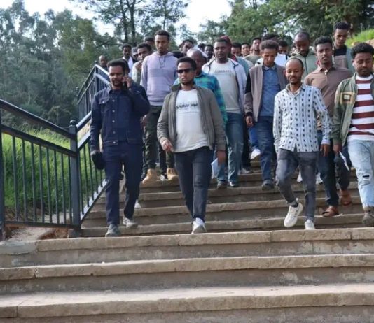 የሰላም ጥሪን የተቀበሉ የቀድሞ ታጣቂዎች በአዲስ አበባ ከተማ የልማት ሥራዎችን እየጎበኙ ነው።