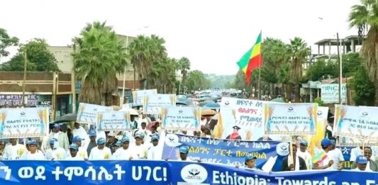 የብልጽግና ፓርቲ መሪዎች እና አባላት በፍኖተ ሰላም ከተማ የምርጫ ቅስቀሳ እና የድጋፍ ሰልፍ እያካሄዱ ነው።