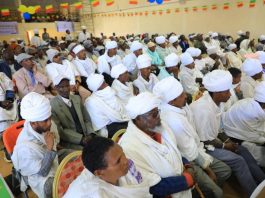 በደብረታቦር ከተማ “ኢትዮጵያን ወደ ተምሳሌት ሀገር” በሚል መሪ ቃል ከሃይማኖት አባቶችና ከሀገር ሽማግሌዎች ጋር ውይይት ተካሄደ።