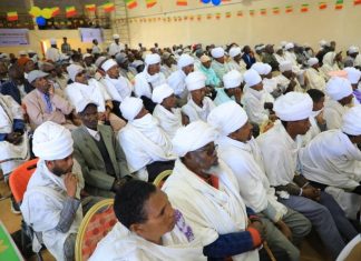 በደብረታቦር ከተማ “ኢትዮጵያን ወደ ተምሳሌት ሀገር” በሚል መሪ ቃል ከሃይማኖት አባቶችና ከሀገር ሽማግሌዎች ጋር ውይይት ተካሄደ።