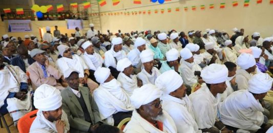 በደብረታቦር ከተማ “ኢትዮጵያን ወደ ተምሳሌት ሀገር” በሚል መሪ ቃል ከሃይማኖት አባቶችና ከሀገር ሽማግሌዎች ጋር ውይይት ተካሄደ።