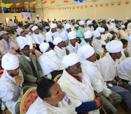 በደብረታቦር ከተማ “ኢትዮጵያን ወደ ተምሳሌት ሀገር” በሚል መሪ ቃል ከሃይማኖት አባቶችና ከሀገር ሽማግሌዎች ጋር ውይይት ተካሄደ።