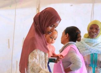 🇪🇹🗳️ በጎንደር መንታ ሕጻናት ልጆችን ታቅፈው ድምጽ የሰጡ እናት።