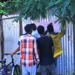 የባሕር ዳር ከተማ ነዋሪዎች በምርጫ ጣቢያዎች ጊዜያዊ ውጤቶችን እየተመለከቱ ነው። የባሕር ዳር ከተማ ነዋሪዎች በምርጫ ጣቢያዎች ጊዜያዊ ውጤቶችን እየተመለከቱ ነው።