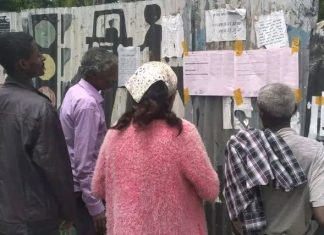 የወልድያ ከተማ ነዋሪዎች ጊዜአዊ የምርጫ ውጤት እየተመለከቱ ነው።