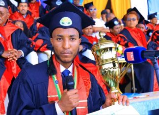 ከወሰዳቸው የትምህርት መስኮች 43ቱን A+ እና ዘጠኙን A በማምጣት የዋንጫ ተሸላሚ የኾነው የባሕር ዳር ዩኒቨርሲቲ ተመራቂ።