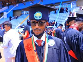 በግዕዝ ቋንቋ በሜዳሊያ የተመረቀው የባሕርዳር ዩኒቨርሲቲ አካል ጉዳተኛ ተመራቂ።