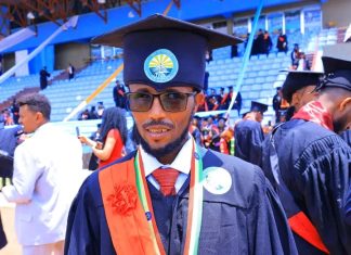 በግዕዝ ቋንቋ በሜዳሊያ የተመረቀው የባሕርዳር ዩኒቨርሲቲ አካል ጉዳተኛ ተመራቂ።