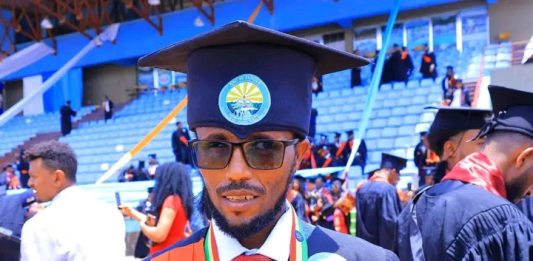 በግዕዝ ቋንቋ በሜዳሊያ የተመረቀው የባሕርዳር ዩኒቨርሲቲ አካል ጉዳተኛ ተመራቂ።