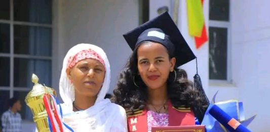 “ያለ አባት ያሳደኳት ልጄ ክብርን አሳየችኝ” የዋንጫ ተሸላሚዋ ተመራቂ ወላጅ እናት