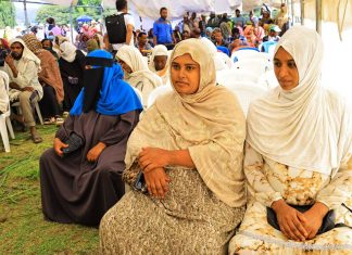 ነብሰ ጡርነት ያልበገራቸው መራጭ እናቶች በኮምቦልቻ ከተማ።