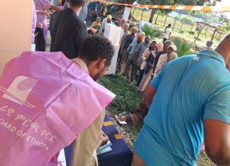 በአዊ ብሔረሰብ አስተዳደር የፈንድቃ ከተማ እና በጃዊ ወረዳ በተለያዩ የምርጫ ጣቢያዎች መራጮች ከንጋት 12:00 ጀምረው ድምጻቸውን እየሰጡ ነው።