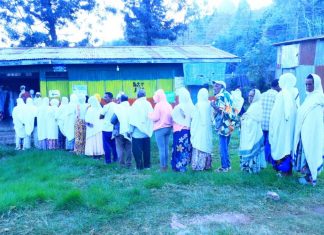 የትክል ድንጋይ ከተማ ነዋሪዎች ድምጻቸውን እየሰጡ ነው።