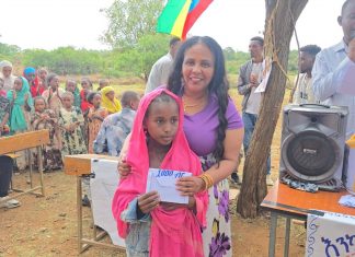 ከፍተኛ ውጤት ላስዘገቡ ተማሪዎች እና ትምህርት ቤቶች ከ1 ሚሊዮን ብር በላይ የኾነ የቁሳቁስ ድጋፍ እና የገንዘብ ሽልማት ተበረከተ።