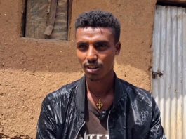 ከጣውላ የኤሌክትሪክ ማከፋፈያ የሠራው ወጣት።