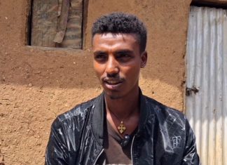 ከጣውላ የኤሌክትሪክ ማከፋፈያ የሠራው ወጣት።