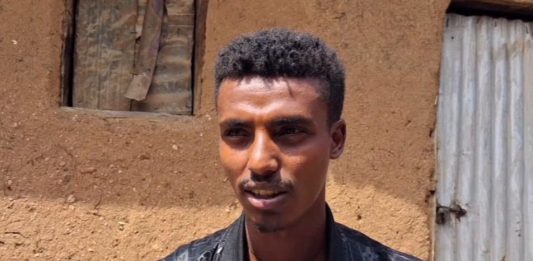 ከጣውላ የኤሌክትሪክ ማከፋፈያ የሠራው ወጣት።