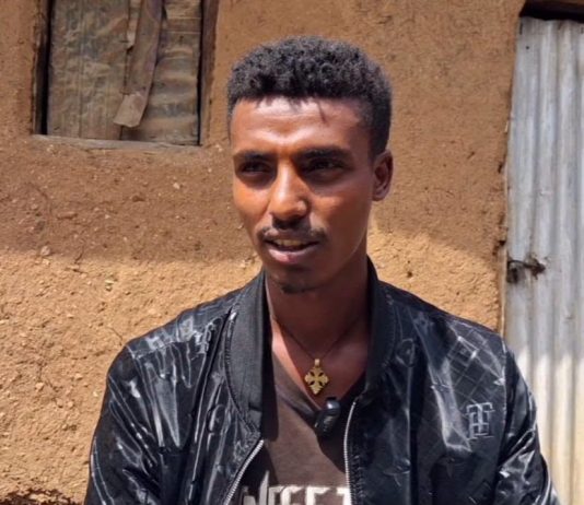 ከጣውላ የኤሌክትሪክ ማከፋፈያ የሠራው ወጣት።