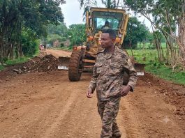 የምሥራቅ ዕዝ ሬጅመንት በወንበርማ ወረዳ ከሕዝቡ ጋር በመቀናጀት የመንገድ ጥገና በጎ አድራጎት ሥራዎችን አከናወነ።