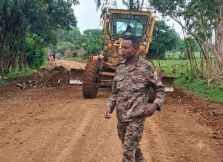 የምሥራቅ ዕዝ ሬጅመንት በወንበርማ ወረዳ ከሕዝቡ ጋር በመቀናጀት የመንገድ ጥገና በጎ አድራጎት ሥራዎችን አከናወነ።