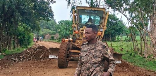 የምሥራቅ ዕዝ ሬጅመንት በወንበርማ ወረዳ ከሕዝቡ ጋር በመቀናጀት የመንገድ ጥገና በጎ አድራጎት ሥራዎችን አከናወነ።