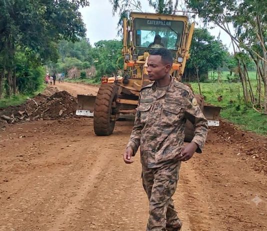 የምሥራቅ ዕዝ ሬጅመንት በወንበርማ ወረዳ ከሕዝቡ ጋር በመቀናጀት የመንገድ ጥገና በጎ አድራጎት ሥራዎችን አከናወነ።