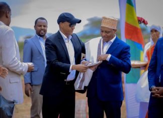 በሶማሌ ክልል የኑሮ አቅማቸው ዝቅተኛ ለኾኑ ነዋሪዎች የተገነቡ መኖሪያ ቤቶች ለተጠቃሚዎች ተላለፉ።