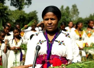 የአዲስ ዓመት ማብሰሪያው እና የወጣቶች የፍቅር መግለጫው የእንግጫ ነቀላ።