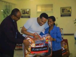 የሐረሪ ክልል ርእሰ መሥተዳድር ኦርዲን በድሪ ወደ ዩኒቨርሲቲ ለሚቀላቀሉ ተማሪዎች ድጋፍ አደረጉ።