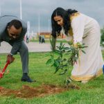 ጠቅላይ ሚኒስትር ዐቢይ አሕመድና ቀዳማዊት ዝናሽ ታያቸው ከከፍተኛ የመንግሥት የሥራ ኃላፊዎች ጋር አብሮ በመሆን «ተስፋን እንትከል» 799170363_2498119150699763_5962019350450379211_n