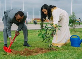 ጠቅላይ ሚኒስትር ዐቢይ አሕመድና ቀዳማዊት ዝናሽ ታያቸው ከከፍተኛ የመንግሥት የሥራ ኃላፊዎች ጋር አብሮ በመሆን «ተስፋን እንትከል»