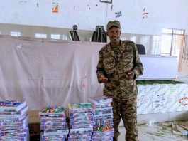 የምሥራቅ ዕዝ ክፍለ ጦር ለተማሪዎች የመማሪያ ቁሳቁስ ድጋፍ አደረገ።
