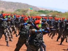 ጠላቶቹን የሚያስደነግጠው፣ እንደ ንሥር ሰማይን የሚቀዝፈው።