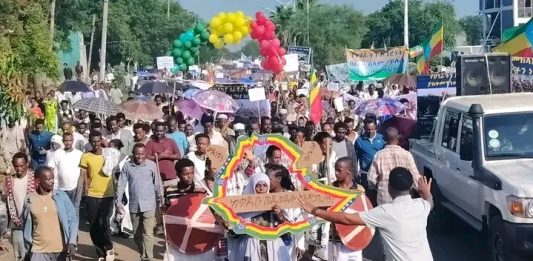 በገንዳ ውኃ ከተማ የሀገር መከለካያ ሠራዊትን የሚደግፍ ሕዝባዊ ሰላማዊ ሰልፍ እየተካሄደ ነው።
