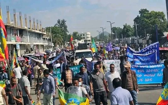 በቆቦ ከተማ የሀገር መከላከያ ሠራዊትን የሚደግፍ ሕዝባዊ ሰላማዊ ሰልፍ እየተካሄደ ነው።