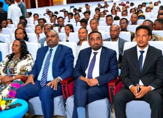 በአማራ ክልል የላቀ ውጤት ላስመዘገቡ የ12ኛ ክፍል ተማሪዎች የሽልማት መርሐ ግብር እየተካሄደ ነው።