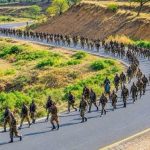 የነኳት ለታ ታፍራለች፤ ትዕግስቷ የፍርሃት አለመኾኑን በክንዷ ታሳያቸዋለች። 845544431_1575477320499700_2183649600484422138_n
