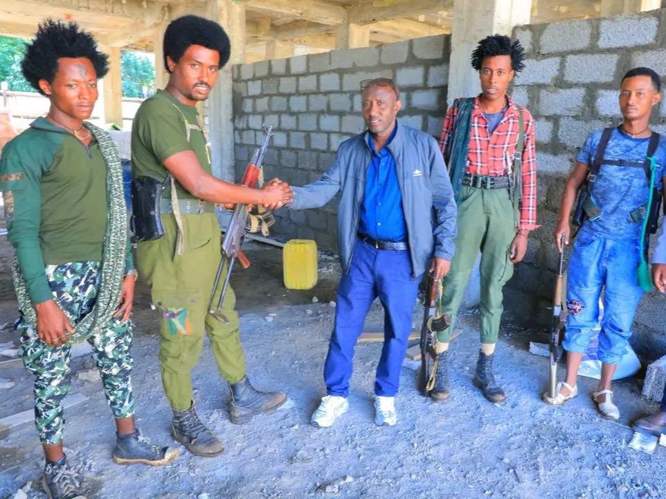 " ግጭት ሕዝብን የሚያጎሳቁል በመኾኑ ሰላምን መርጠናል" የሰላም አማራጭን የተቀበሉ ታጣቂዎች 869575660_2298763920903916_4245713054302448155_n